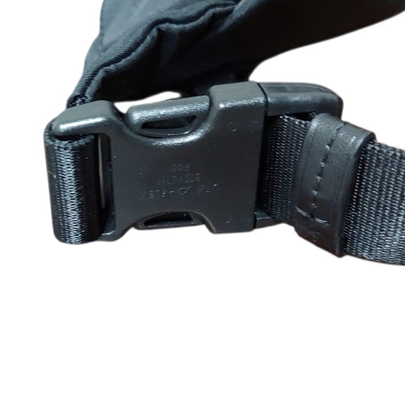 Tumi Meera Slim Waist Pack Great Condition - Picture 7 of 11